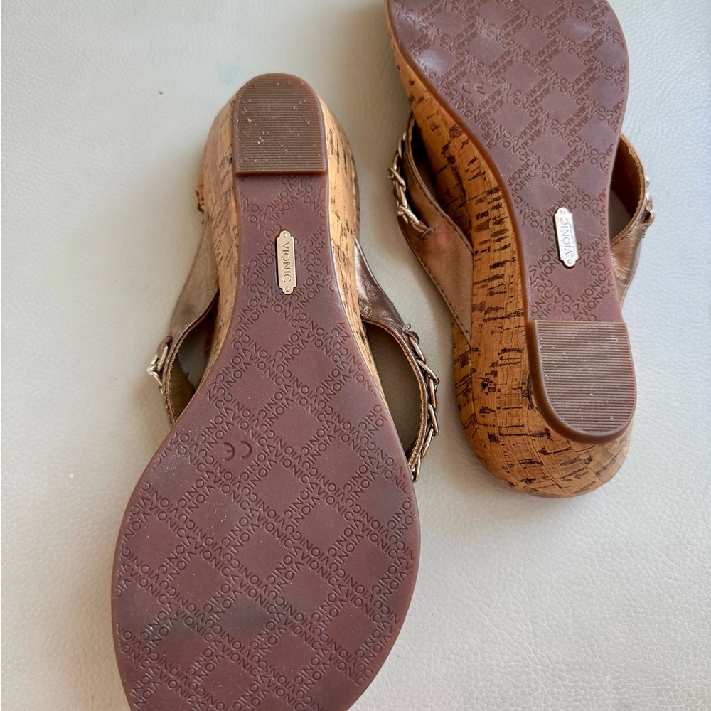 Vionic Gold/Bronze Cork-Look Sandal With Wedge Heel. Gold Chain Detail. 8 M - Picture 5 of 8